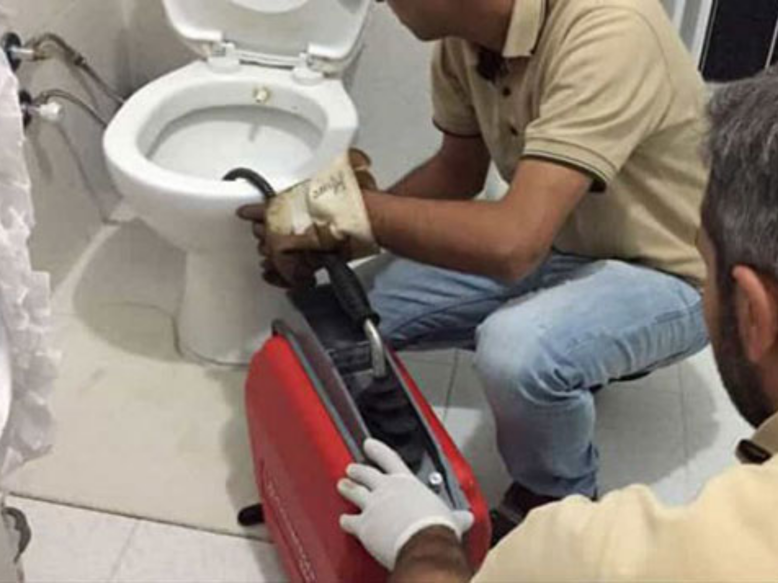 Thông tắc bồn cầu vệ sinh siêu nhanh tại đường Hồ Tùng Mậu – Cầu Giấy